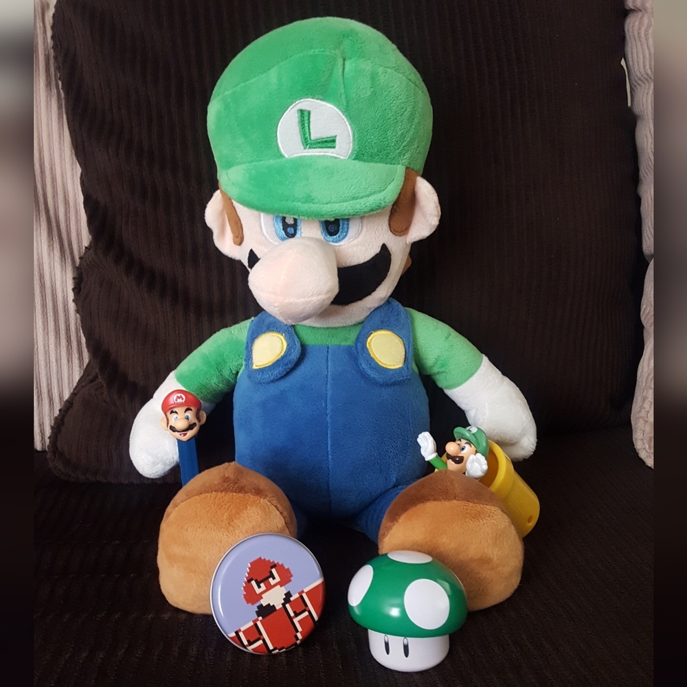 Super Mario Bros Luigi Plush and Collectibles, Gamer- Nintendo- Retro